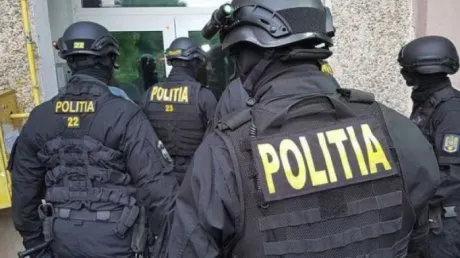 Percheziţii la persoane bănuite de furturi din societăți comerciale și deținere ilegală de arme neletale