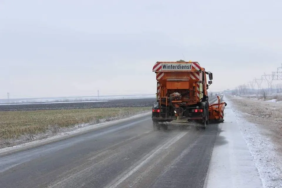 Utilajele de deszăpezire au ieșit pe drumurile din județul Călărași