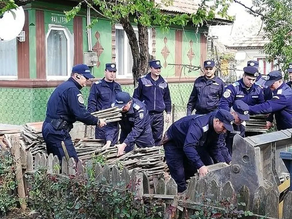 Jandarmii călărăşeni au sărit în sprijinul persoanelor afectate de tornadă