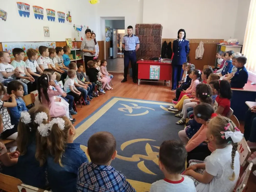 Polițiștii călărășeni au vorbit cu elevii școlilor din Modelu și Roseți despre bully-ing