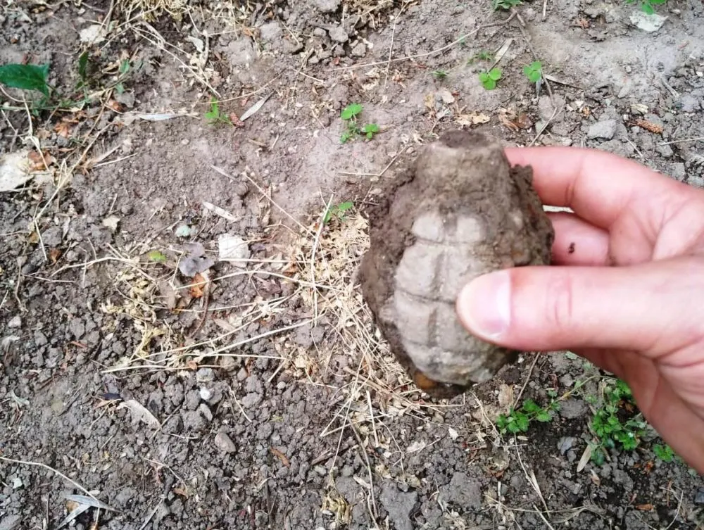 Grenadă descoperită în grădina unui bloc din municipiul Călărași. Pompierii au intervenit imediat!