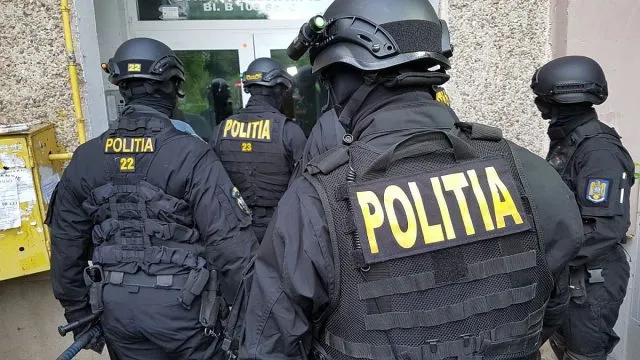 Bătaie cu bâte și pietre în satul Răzvani. 23 de persoane au fost reținute și 2 puse sub control judiciar