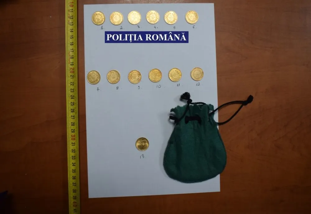 13 monede din aur de patrimoniu, găsite de 5 călărășeni în timp ce săpau o groapă. Acestea au fost confiscate!