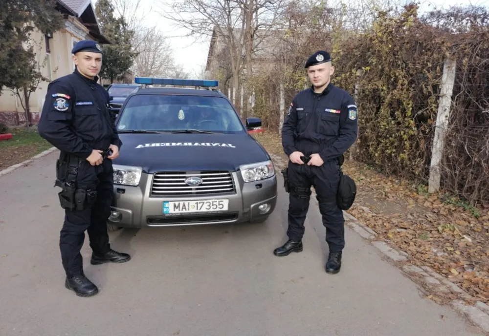 O borsetă cu 15.000 lei a fost găsită de jandarmi și restituită proprietarului