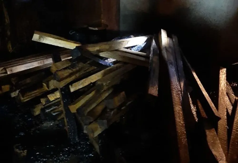 Locuință din satul Plumbuita, comuna Tămădău Mare, cuprinsă de flăcări