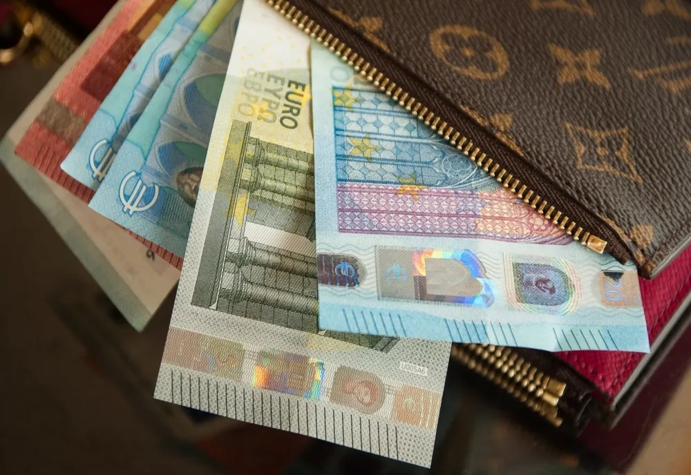 A găsit un portofel cu 1.800 de euro în el dar nu l-a restituit proprietarului. Polițiștii i-au întocmit dosar penal