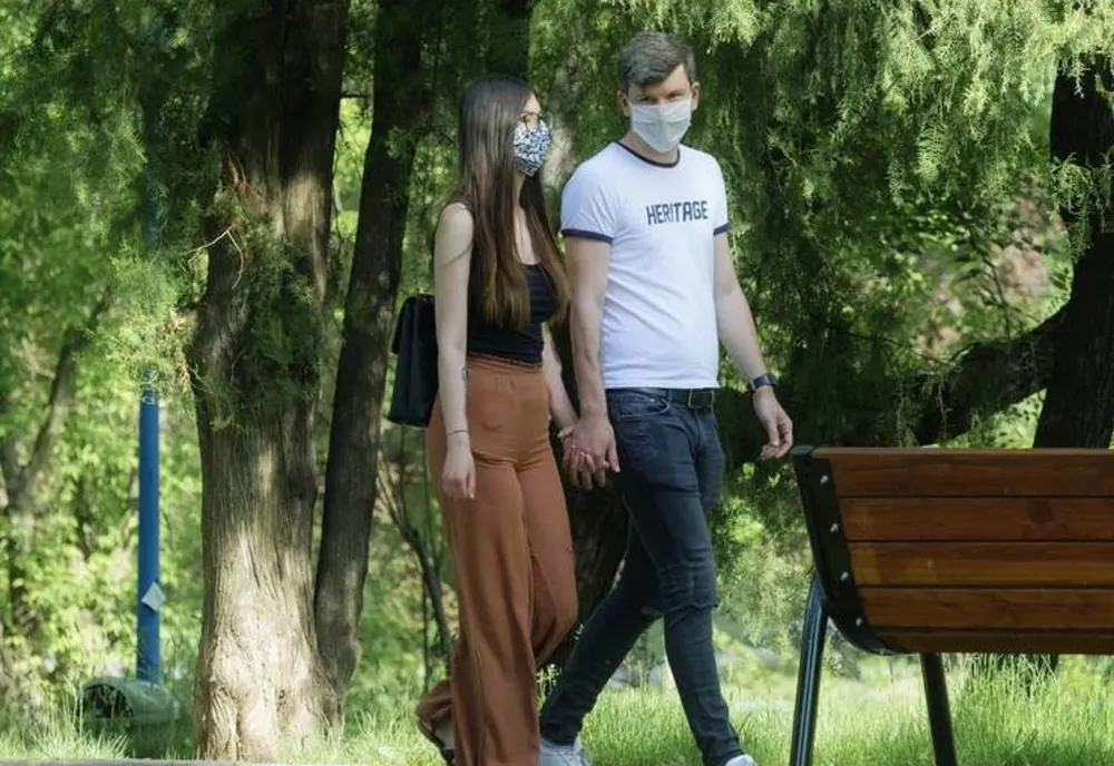 Masca devine obligatorie și în județul Prahova, în spații deschise aglomerate 
