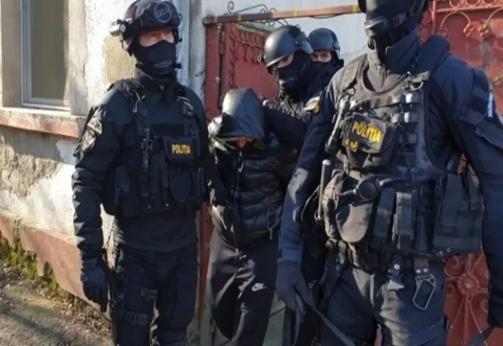 Trei spărgători de case au fost arestați