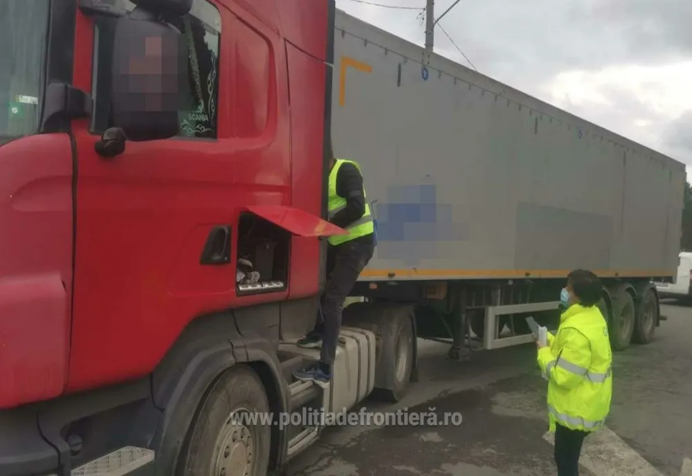 FOTO| Autocamion cu 2,4 tone deșeuri pentru o societate din Călărași ,oprit la Negru Vodă