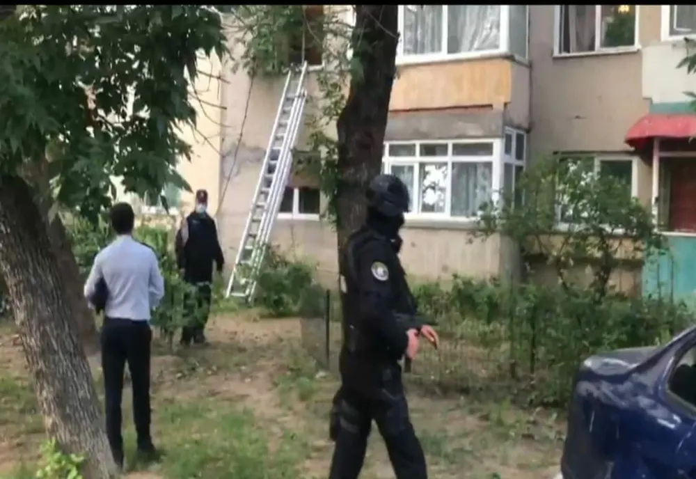 Foto&VIDEO | Un bărbat şi-a sechestrat soţia şi soacra. REACŢIA autorităţilor