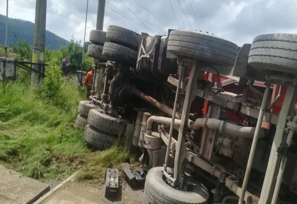 Autobasculantă răsturnată pe carosabil pe DN4