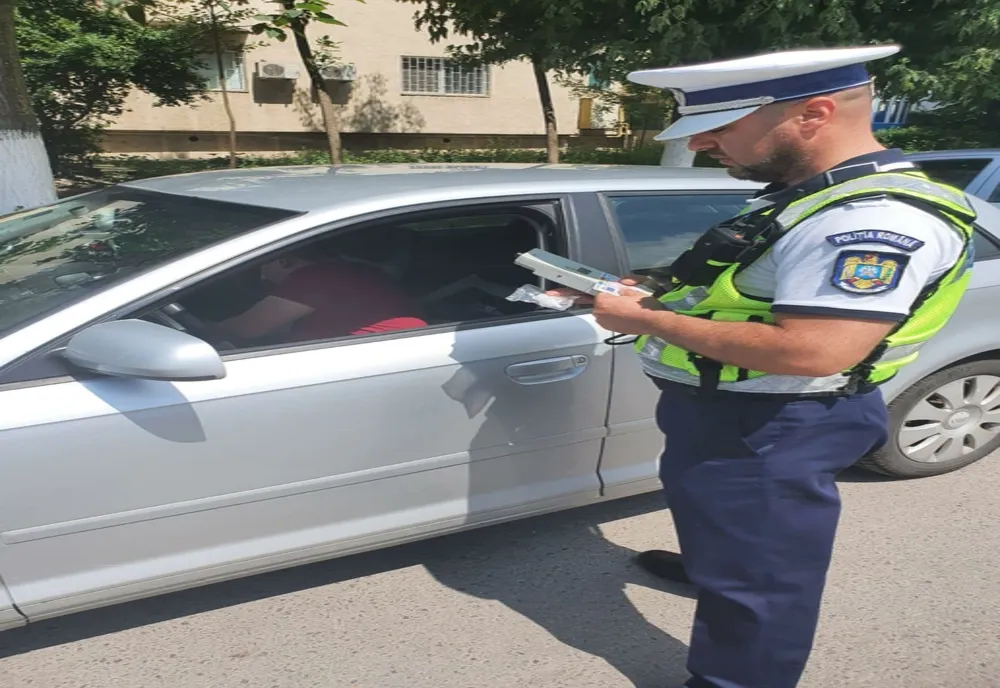 Peste 400 de autovehicule destinate transportului de persoane, verificate de polițiști