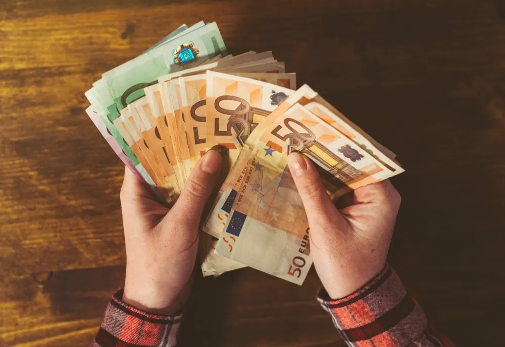 Amenzi uriașe pentru banii în numerar nedeclarați la vamă