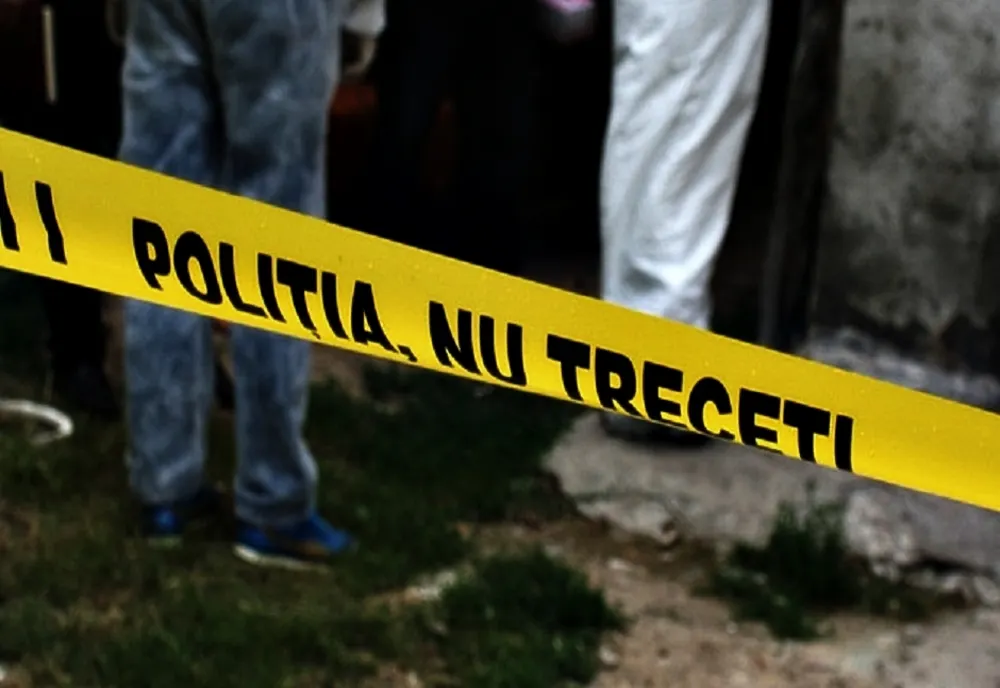 O fetiță de doi ani, găsită moartă cu urme de lovituri pe corp