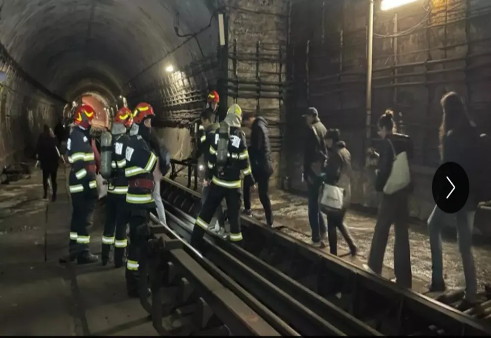 Garnitură de metrou oprită între stațiile Grivița și Basarab. Călătorii, evacuați prin tuneluri