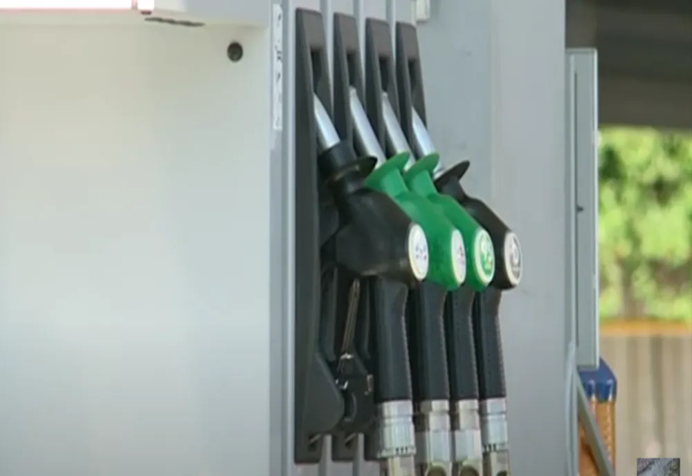 Prețul carburanților, compensat cu 50 de bani la litru