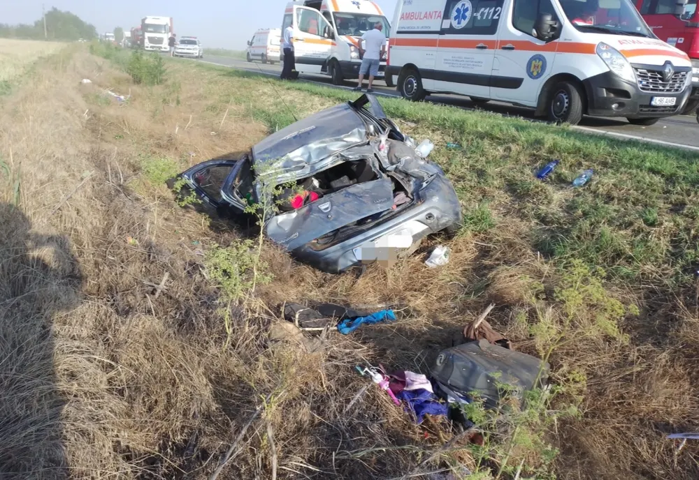 FOTO  Mașină răsturnată. Patru victime, dintre care una inconștientă