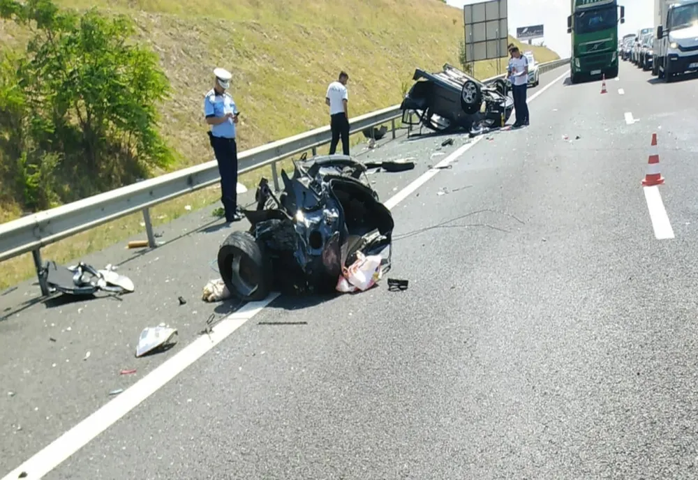 FOTO Accident teribil pe Autostrada A2. Două victime