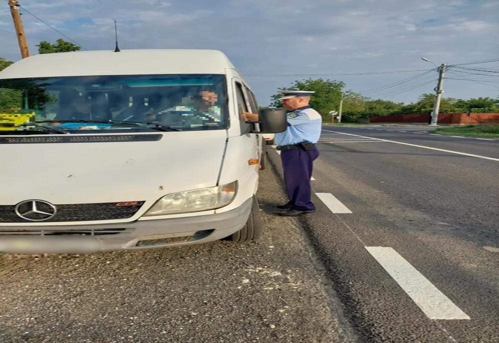 Transportul public de persoane, verificat de polițiști! Ce nereguli s-au găsit