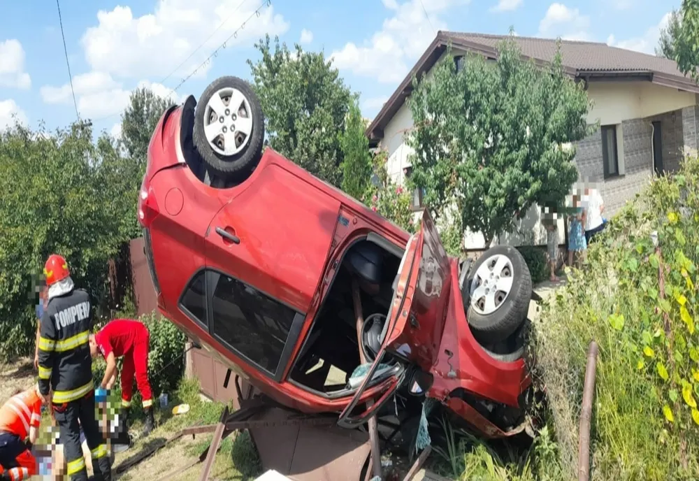 Tânăr transportat la spital, după ce s-a răsturnat cu maşina peste gardul unei case