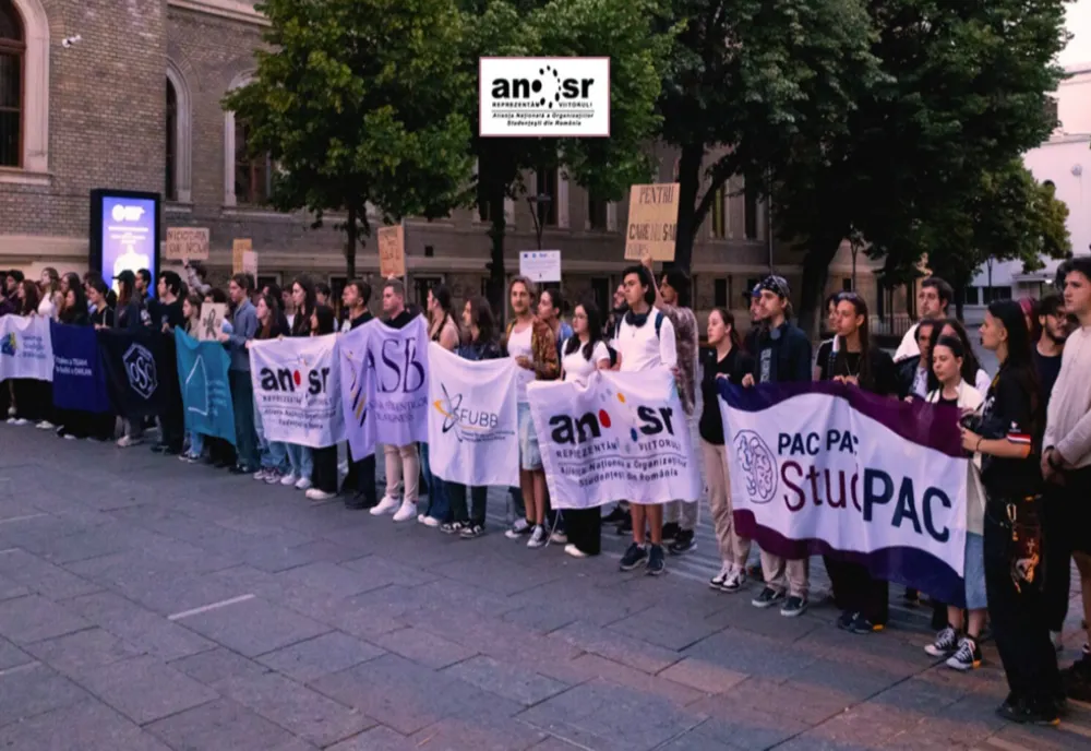 STUDENȚII ÎNCEP ANUL UIVERSITAR CU PROTESTE ÎN STRADĂ ȘI CER SĂ FIE ASCULTAȚI DE PREMIERUL BOLOJAN 