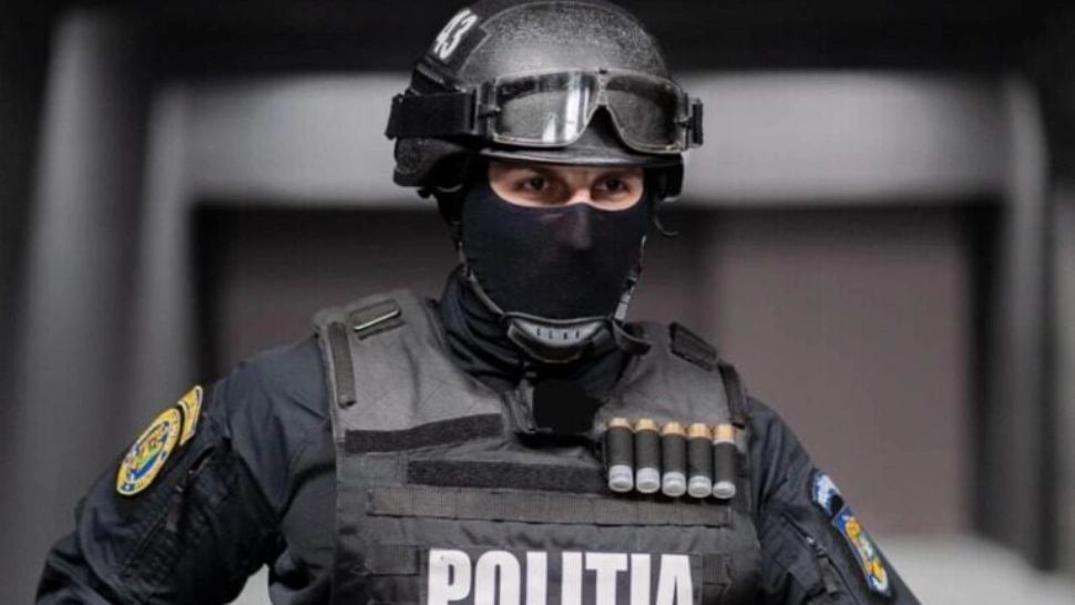 Incident violent în timpul unei intervenții! Un agent de poliție a ajuns la spital după atacul unui câine