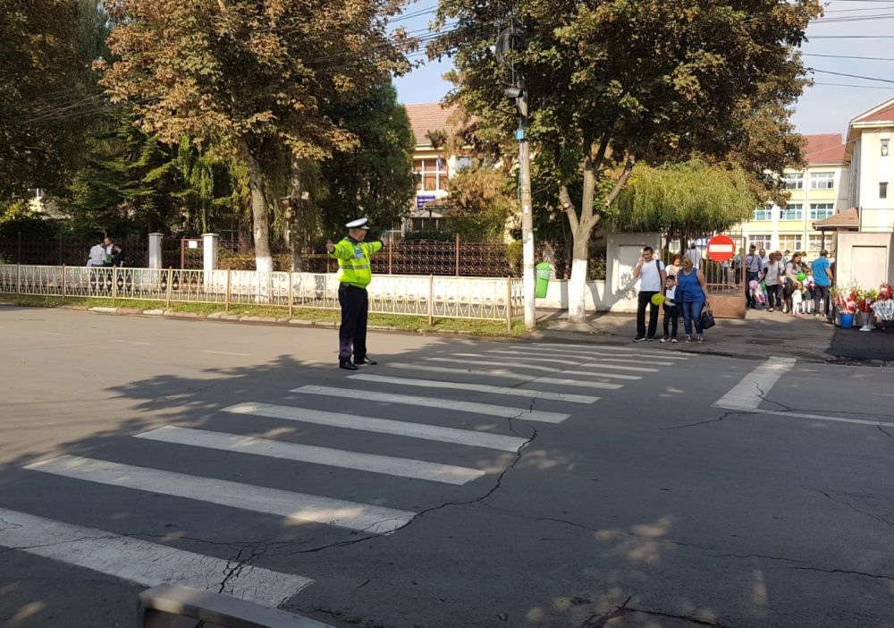 Polițiștii călărășeni au fost alături de elevi la începerea anului școlar