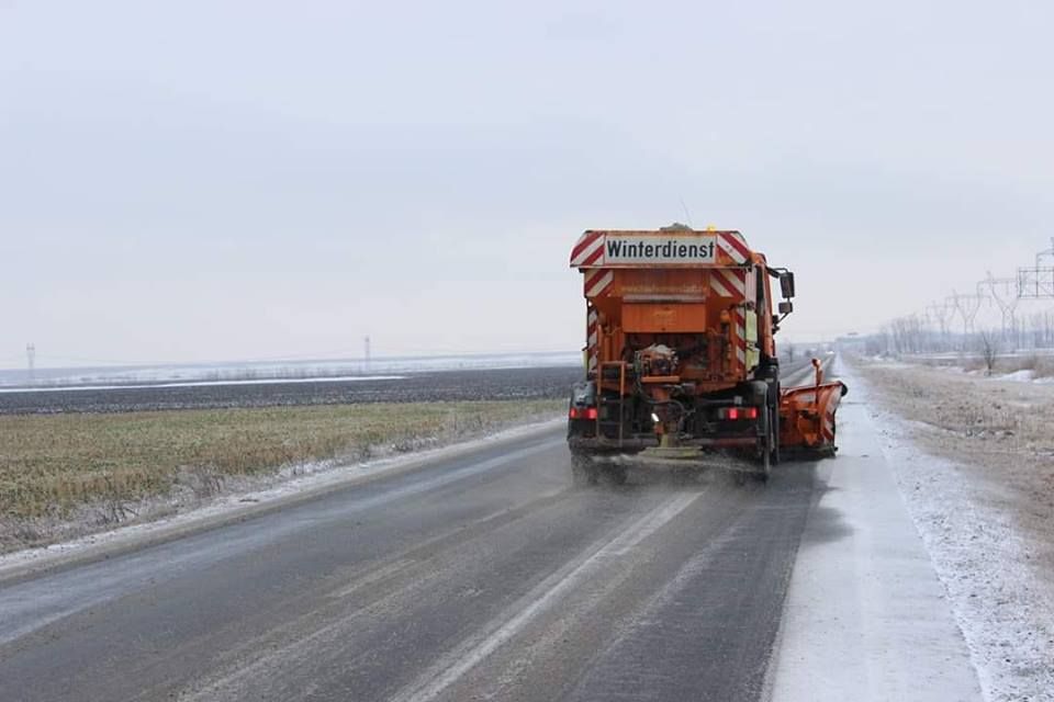Utilajele de deszăpezire au ieșit pe drumurile din județul Călărași