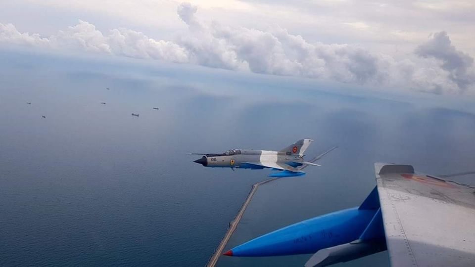 Aeronave MIG 21 Lancer vor survola Călărașiul în timpul ceremonialului militar