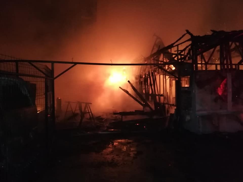 Video | Puternic incendiu în municipiul Călărași. Un bar și un atelier s-au făcut scrum
