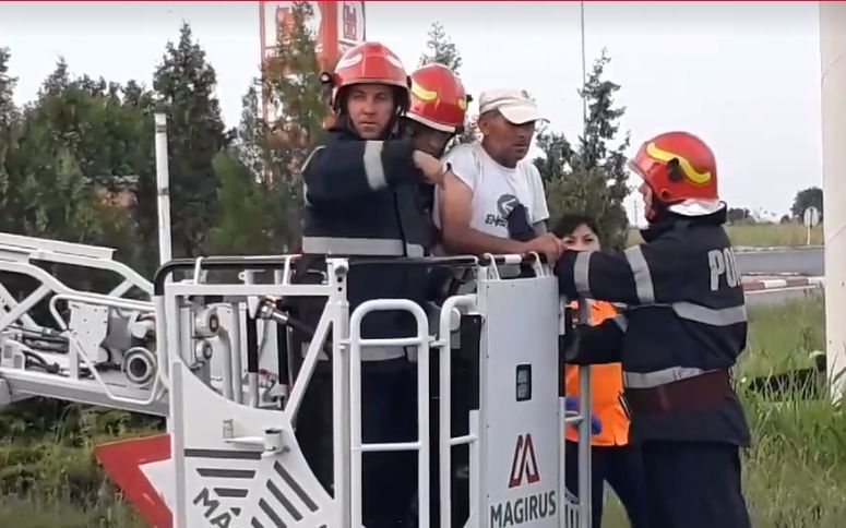 Supărat ca l-a părăsit soția, un bărbat s-a suit pe un stâlp publicitar și a amenințat că se aruncă