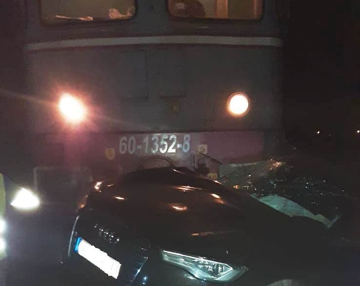 Accident feroviar la Plătărești. Pasagerii unui Audi A6 răniți grav