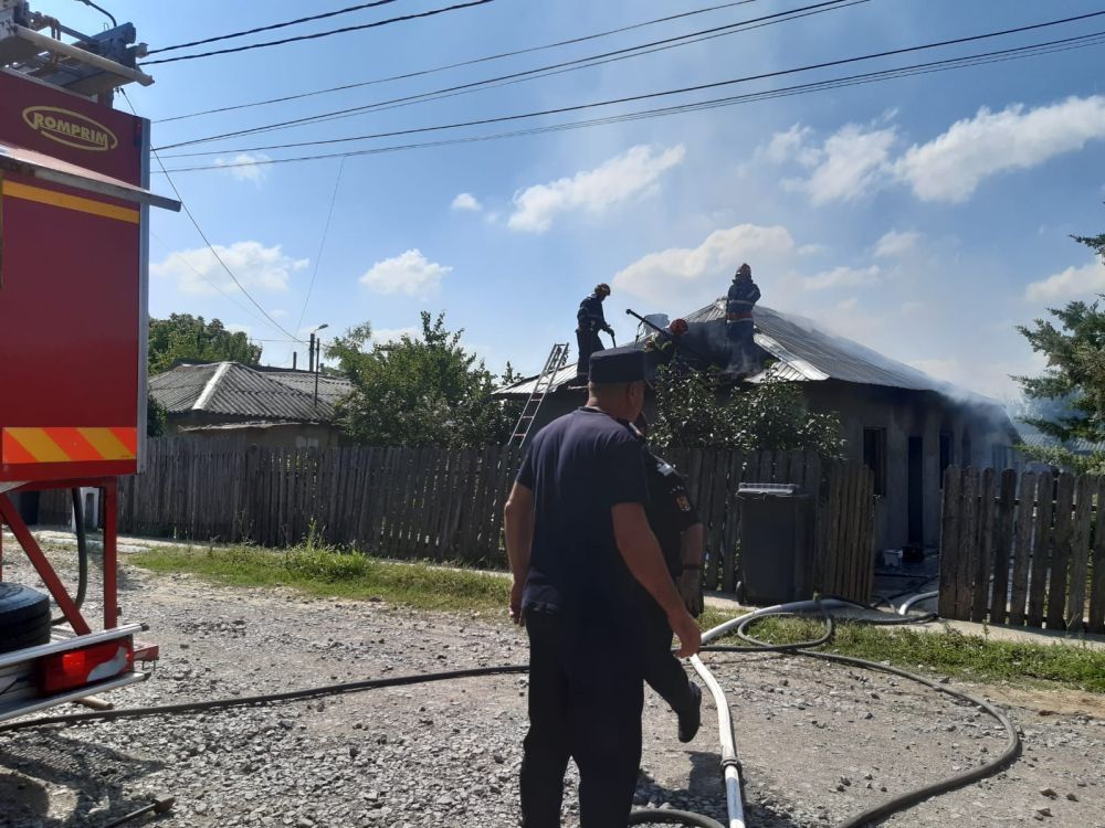 Și-a dat foc la casă! Pompierii au intervenit imediat pentru ca focul să nu ajungă și la alte gospodării