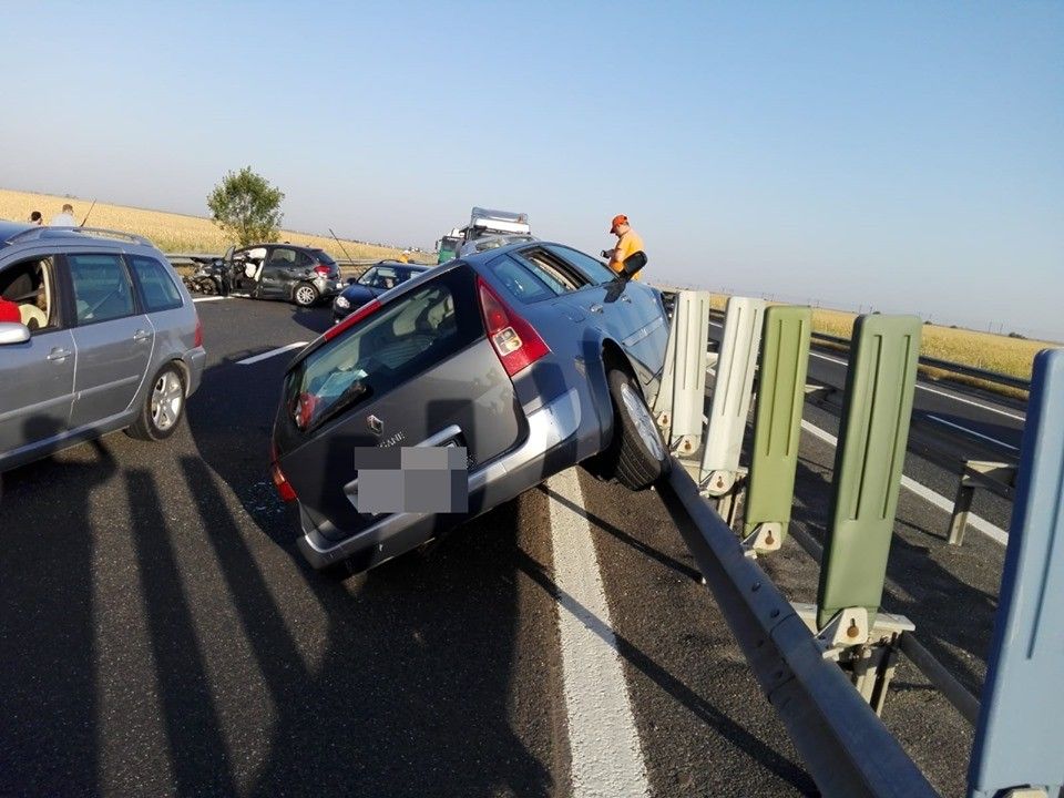 ACCIDENT! S-a suit cu mașina pe parapetul median al Autostrăzii A2. Atenție, traficul este îngreunat!