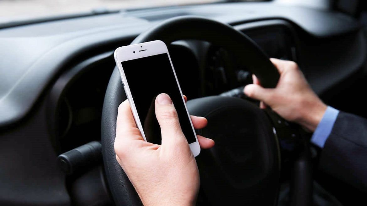 Din octombrie, sancțiuni mai dure pentru șoferii care țin telefonul în mână în timpul mersului