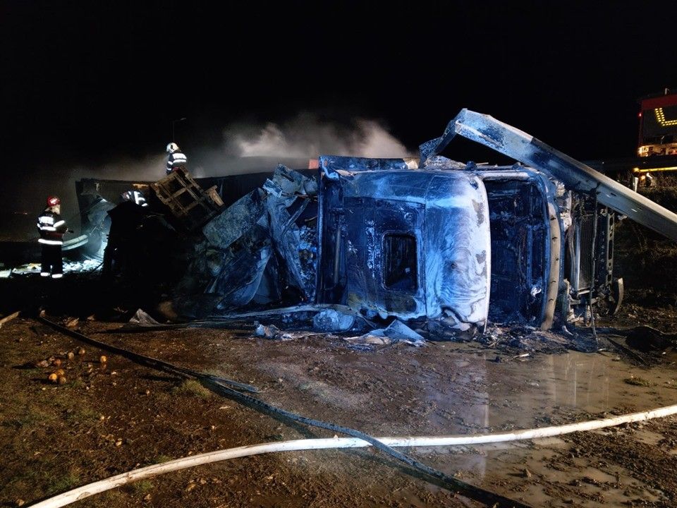 Video | Un autotren s-a răsturnat și a luat foc pe autostrada A2