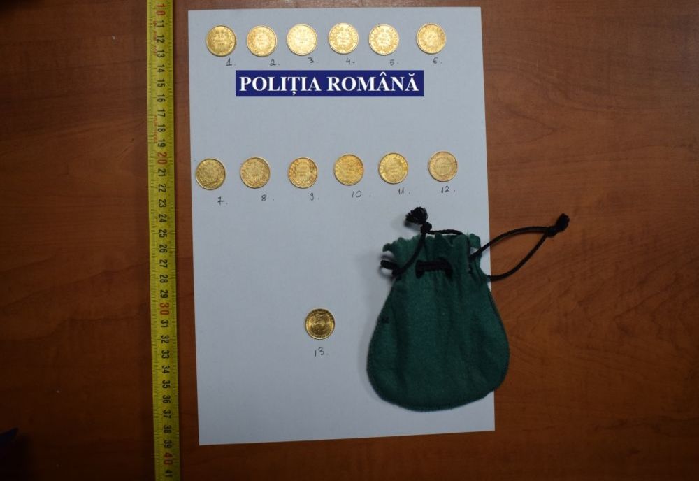 13 monede din aur de patrimoniu, găsite de 5 călărășeni în timp ce săpau o groapă. Acestea au fost confiscate!