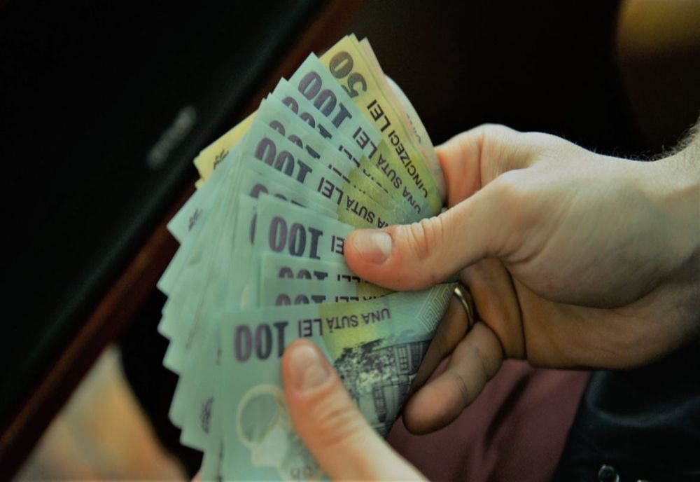  Stimulente financiare  pentru elevii care au luat 10 la examenele naționale. Câți bani vor primi