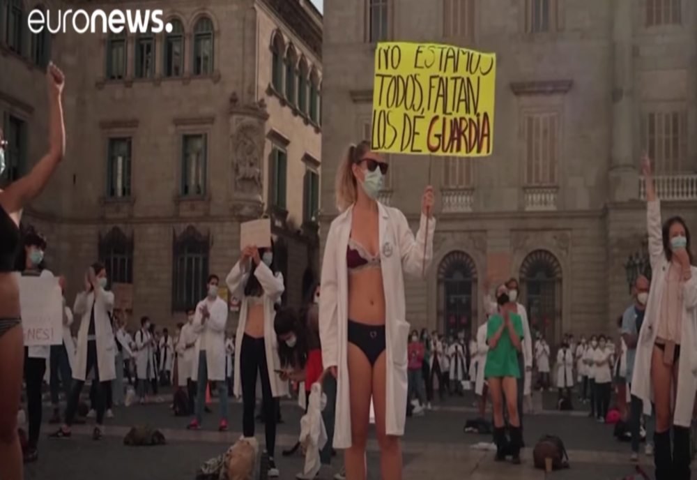 Medicii rezidenți din Barcelona s-au dezbrăcat în stradă ca să arate că sunt la limita răbdării