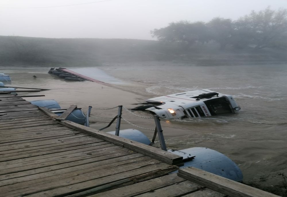 FOTO| Un TIR s-a răsturnat și a căzut în apele Ialomiței