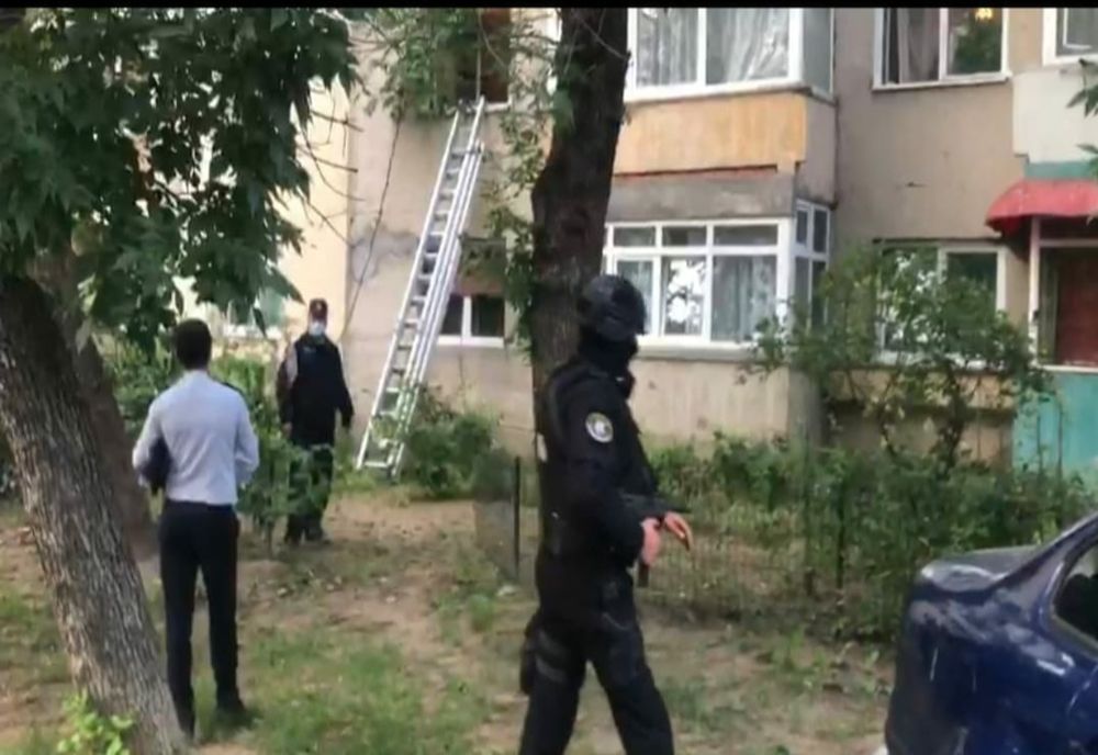Foto&VIDEO | Un bărbat şi-a sechestrat soţia şi soacra. REACŢIA autorităţilor