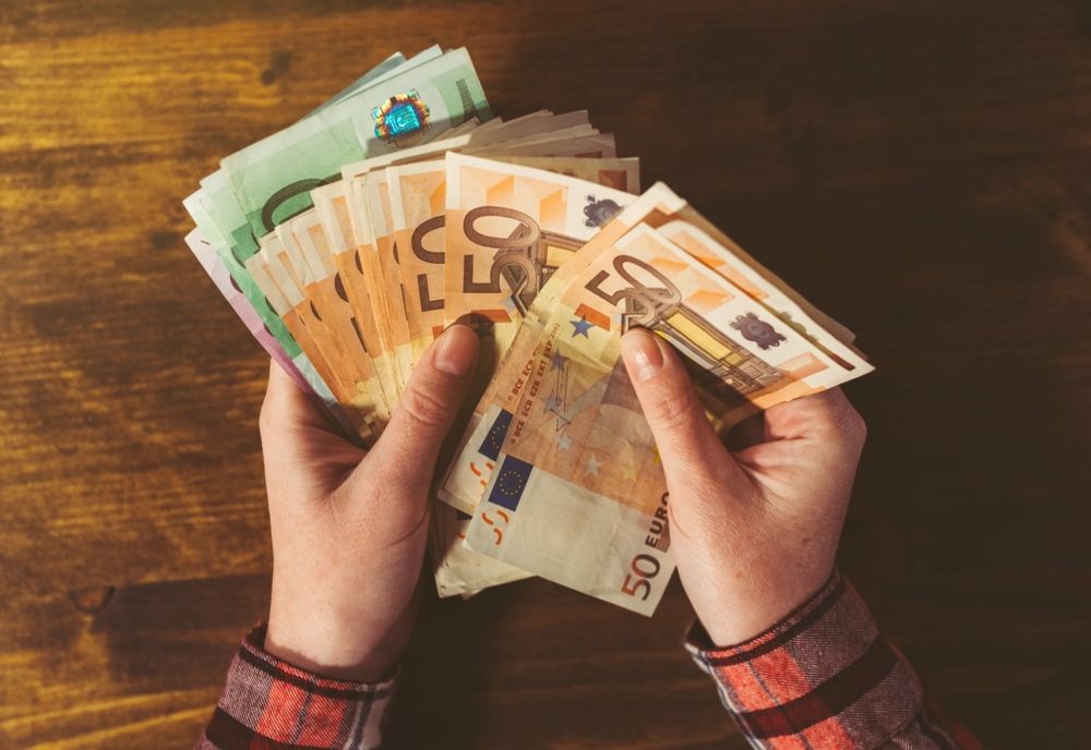 Amenzi uriașe pentru banii în numerar nedeclarați la vamă