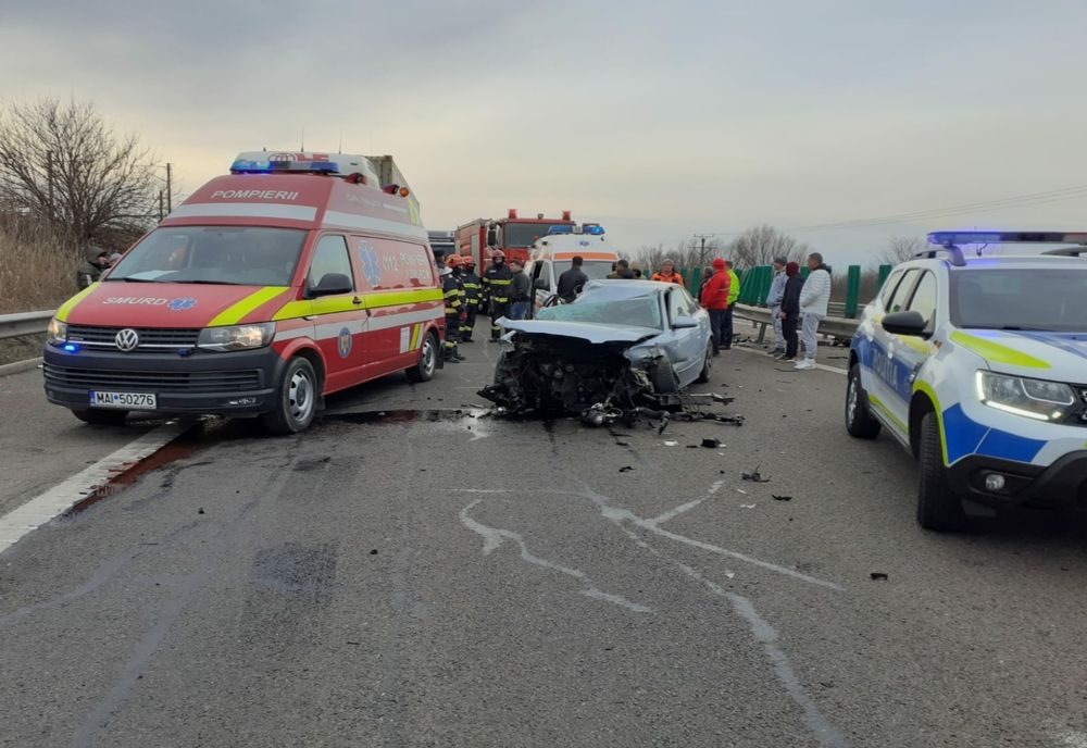 FOTO Impact violent între un autotren și un autoturism pe A2. Circulația este blocată