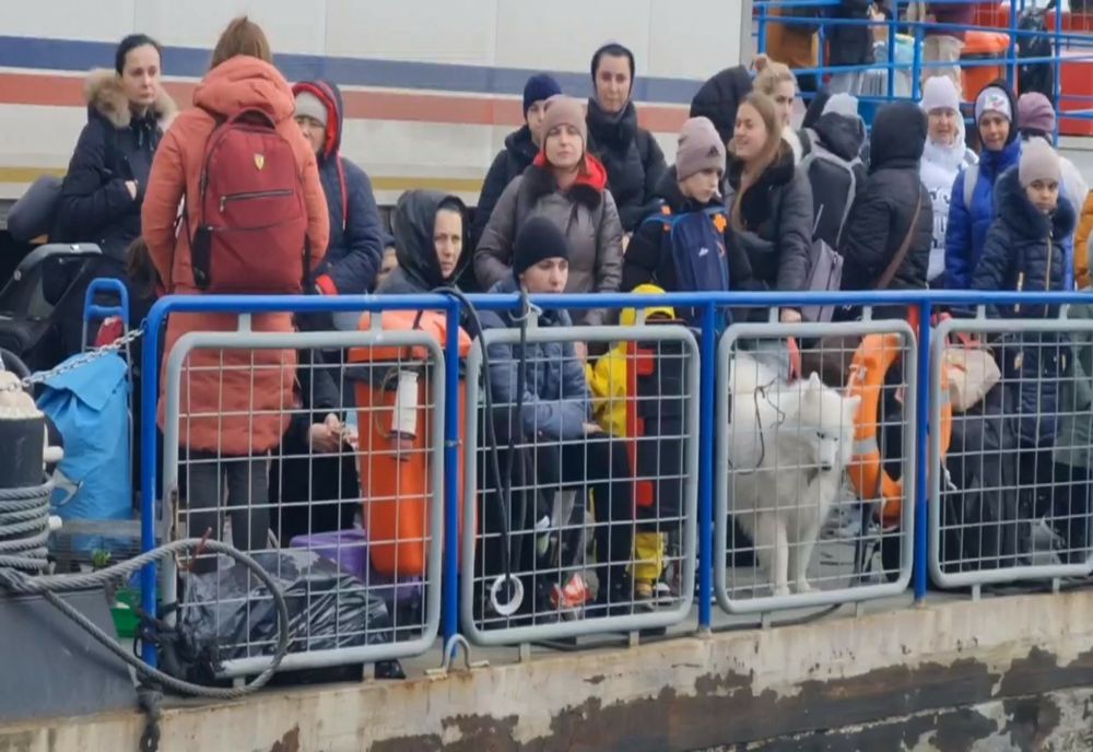 VIDEO Imagini emoționante la Isaccea. Refugiaţii din Ucraina, primiţi cu apă şi alimente