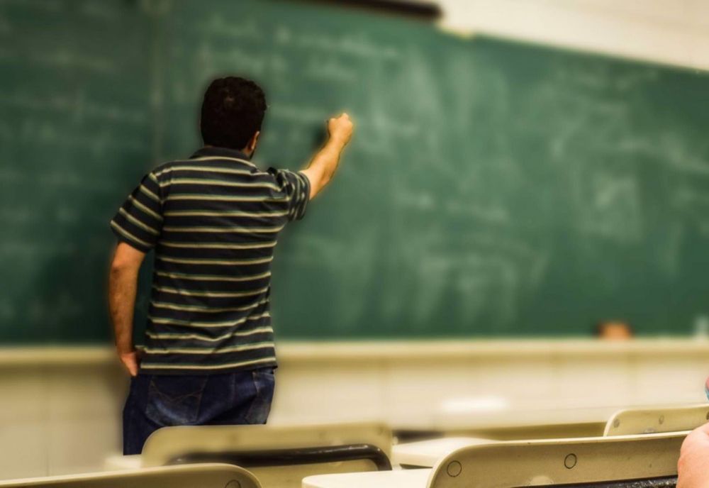 Cîmpeanu: Elevii nu vor mai da teste pe hârtie și dispare tabla clasică - MODIFICĂRI majore pentru școlari
