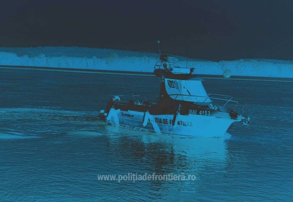 Ambarcațiune de agrement răsturnată pe Brațul Borcea. Patru oameni în pericol