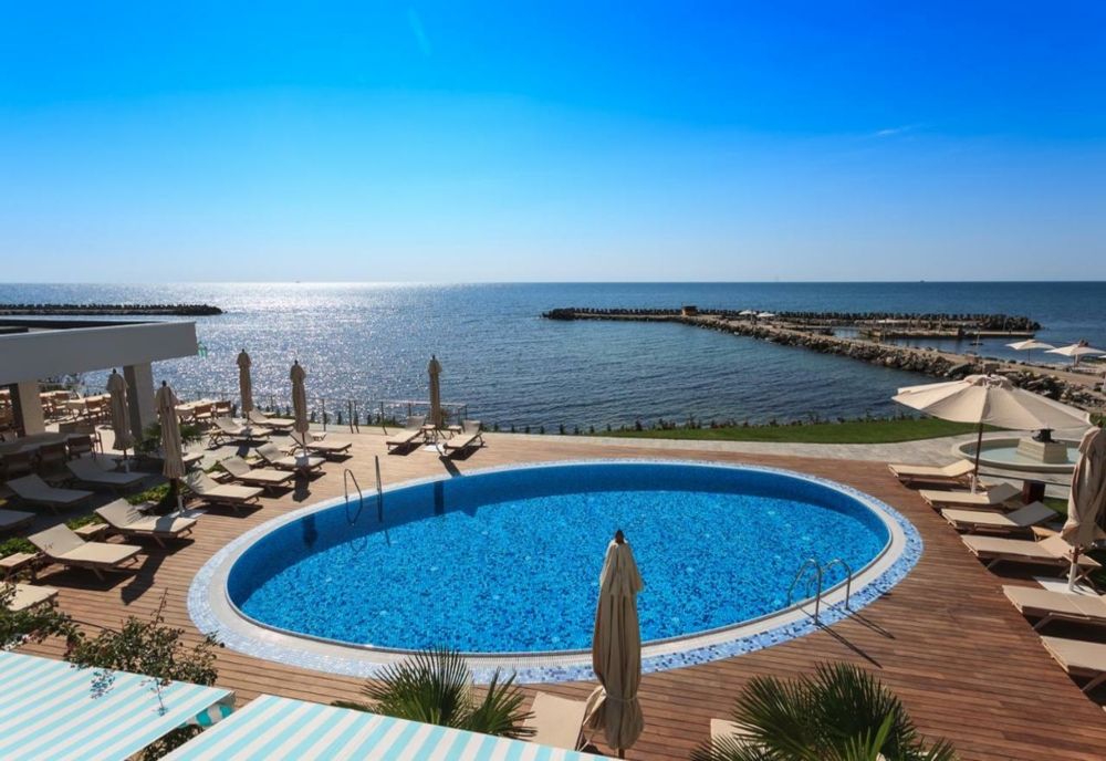 George Becali are hotel de lux pe litoral. Cât costă o noapte de cazare?