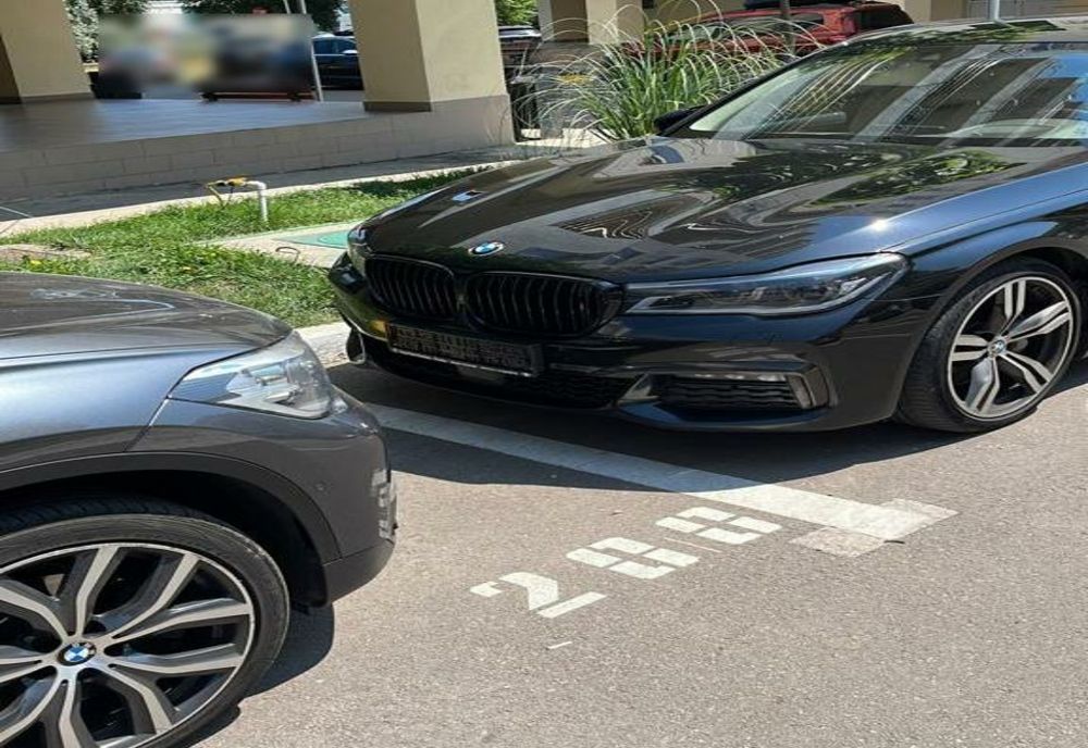 Găselnița unor turiști pentru a nu plăti parcarea în Mamaia. Au demontat plăcuțele de înmatriculare ale mașinilor