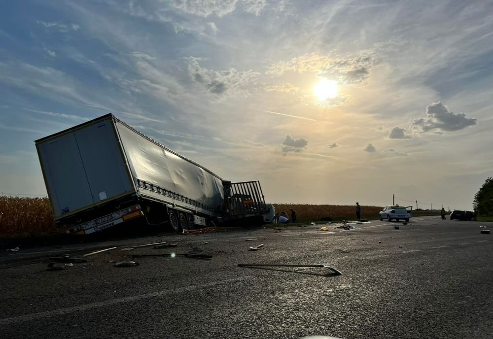 FOTO Accident mortal pe DN3 după ce o autoutilitară s-a ciocnit de un TIR