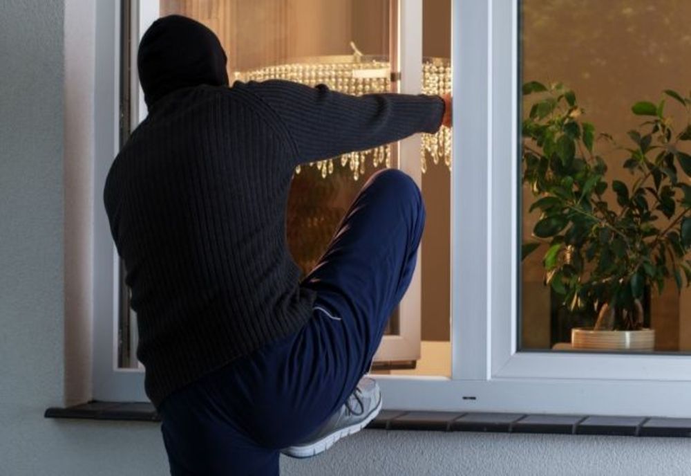 Călărășean reţinut după ce a spart o locuinţă şi a furat o sumă de bani din Giurgiu